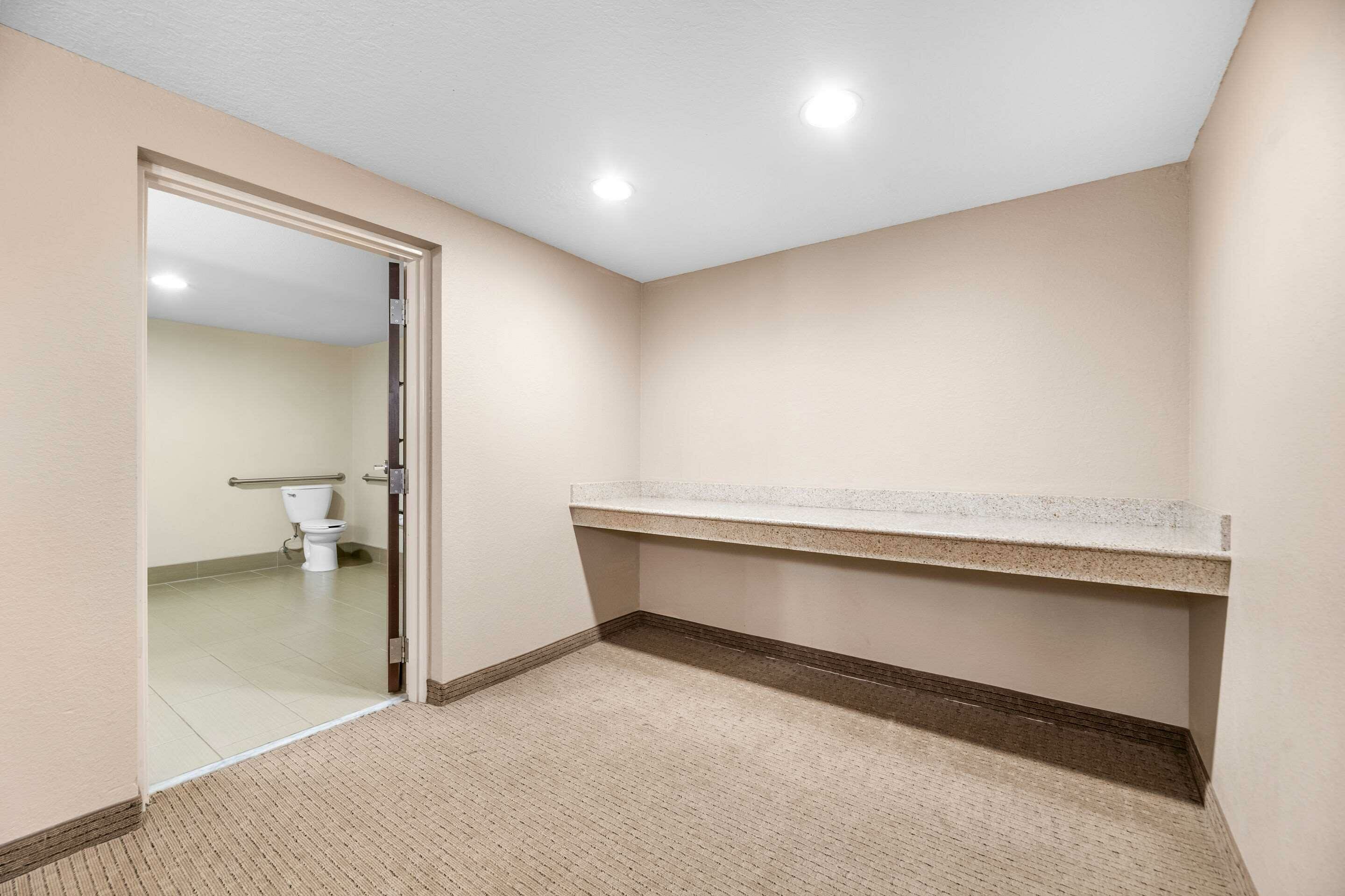 Фото Comfort Suites Orlando Airport