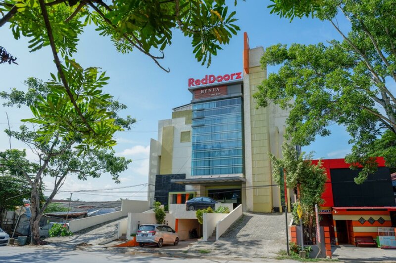 Гостиница RedDoorz Plus near Hotel Benua Kendari