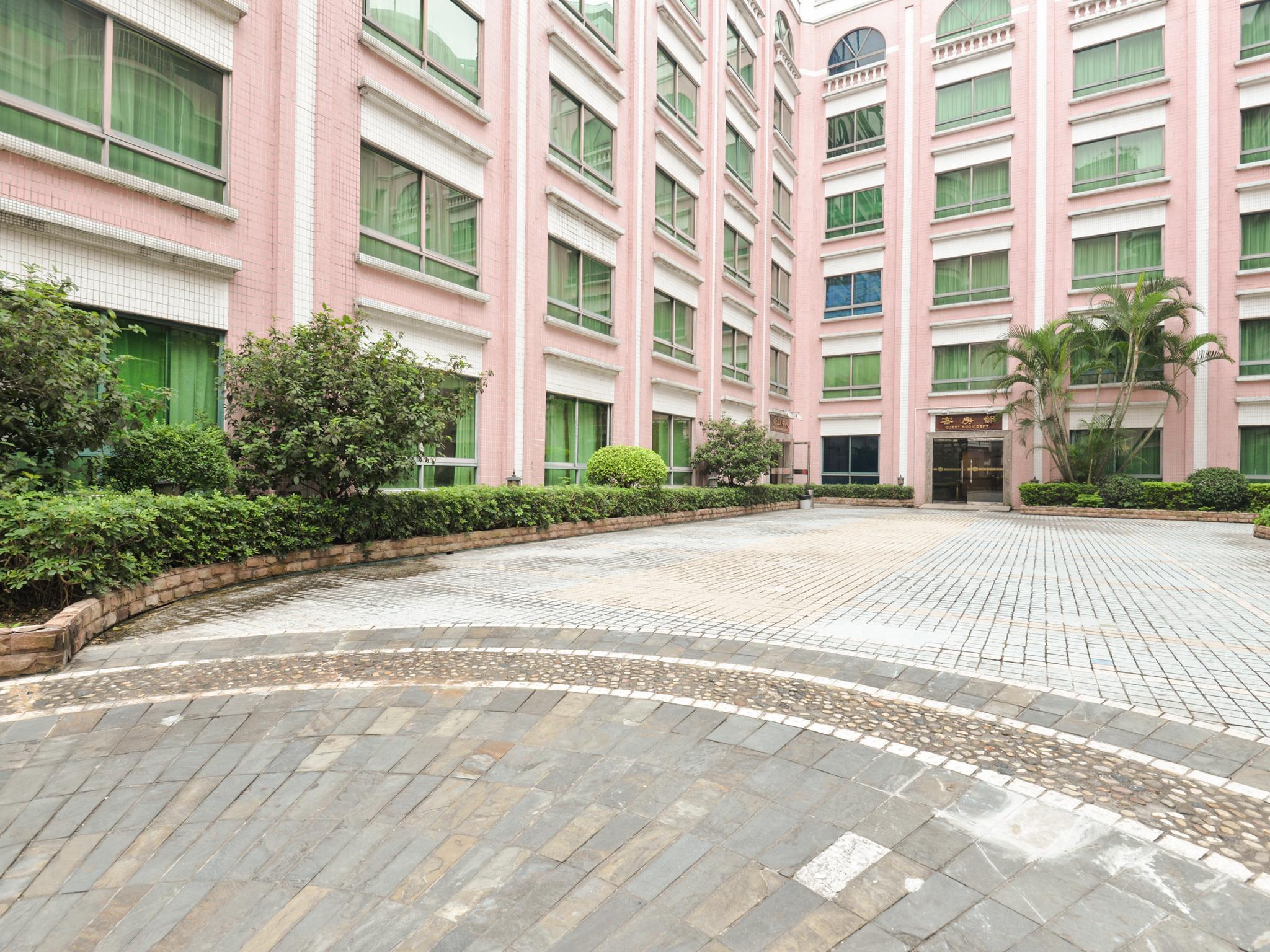 Фото New Pearl River Hotel