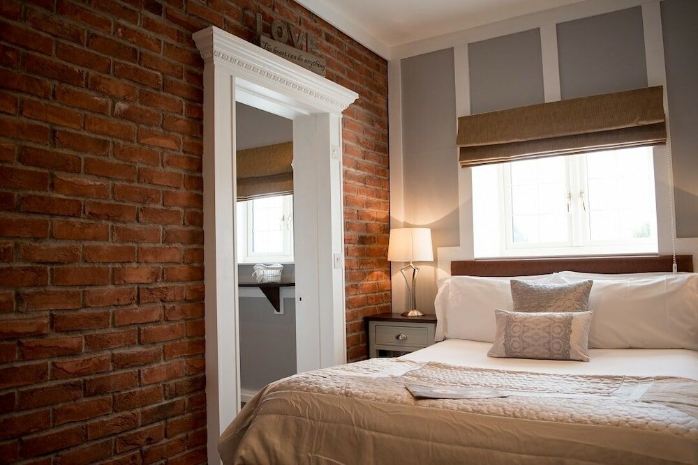 Фото The Lawns Hotel