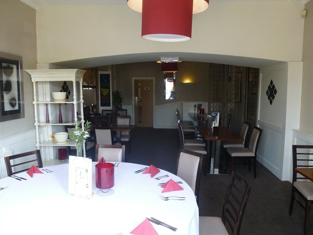 Фото The Lawns Hotel