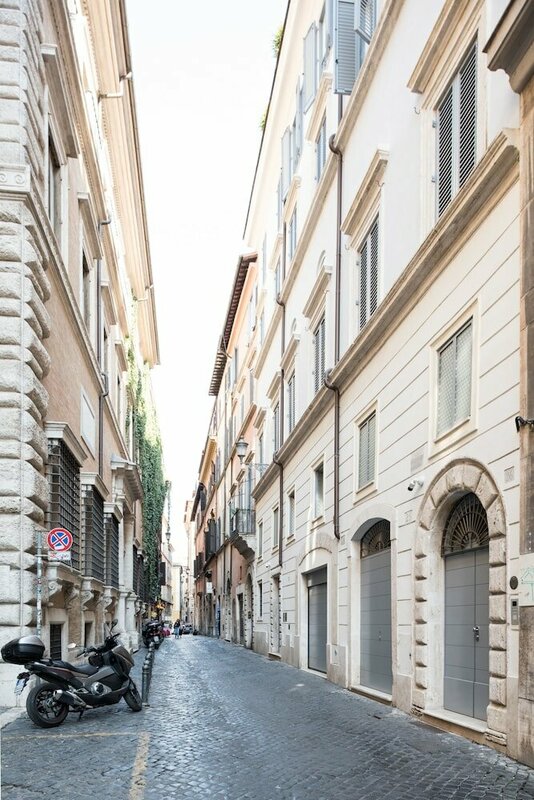 Гостиница Palazzo delle Pietre Luxury Apartments в Риме