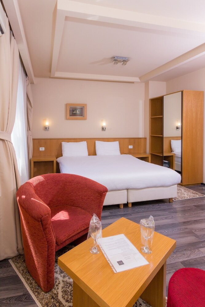 Фото Hotel Lirak