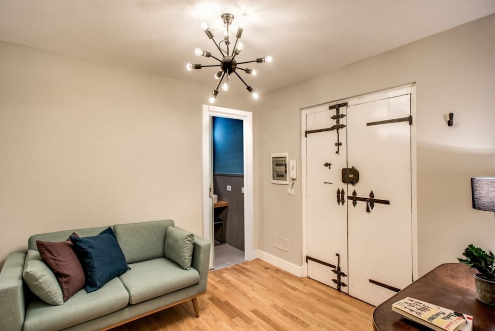 Фото Trevi Fountain Superior 3 bdr apartment