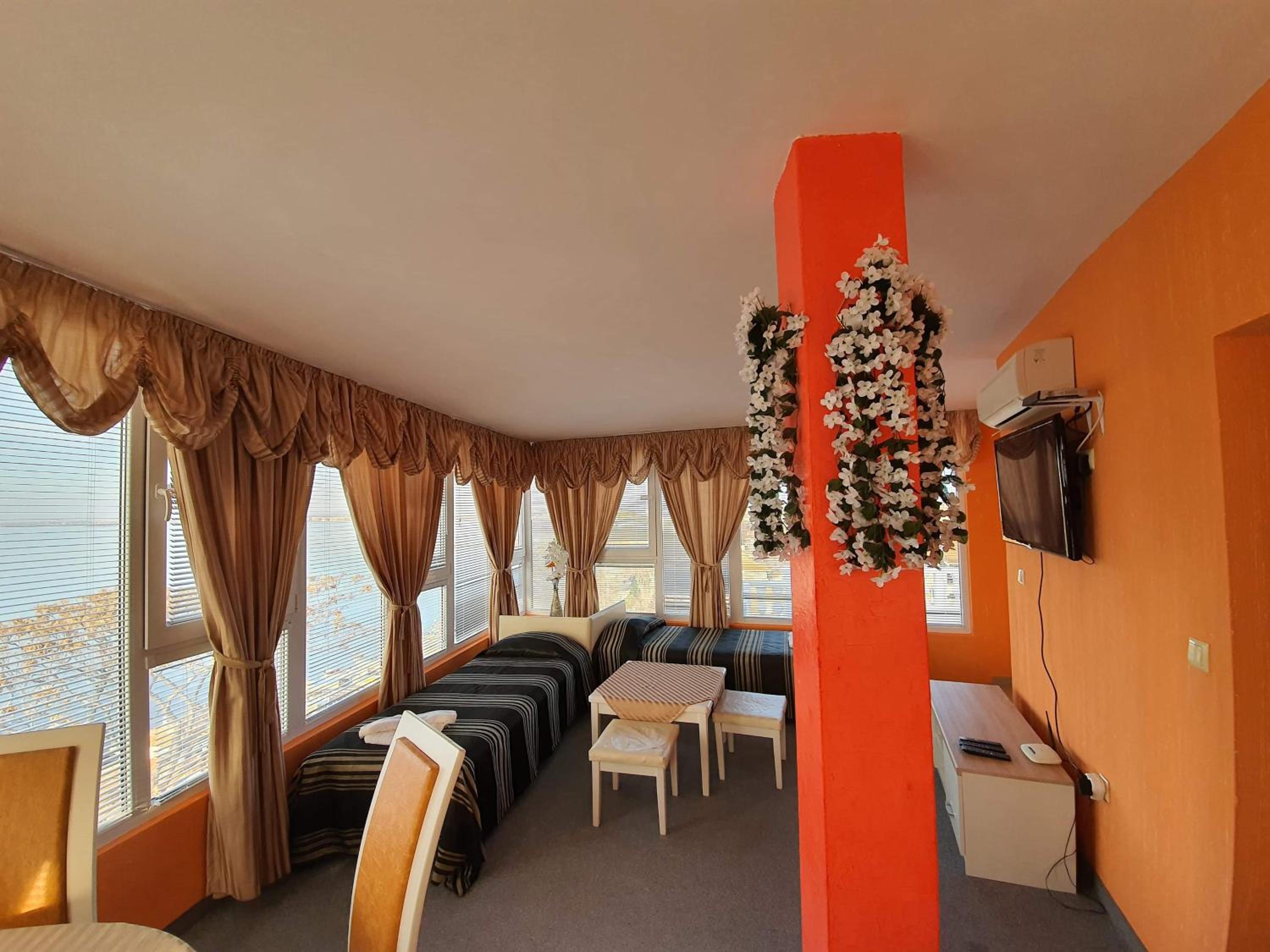 Фото Paros Hotel Pomirie Bulgaria