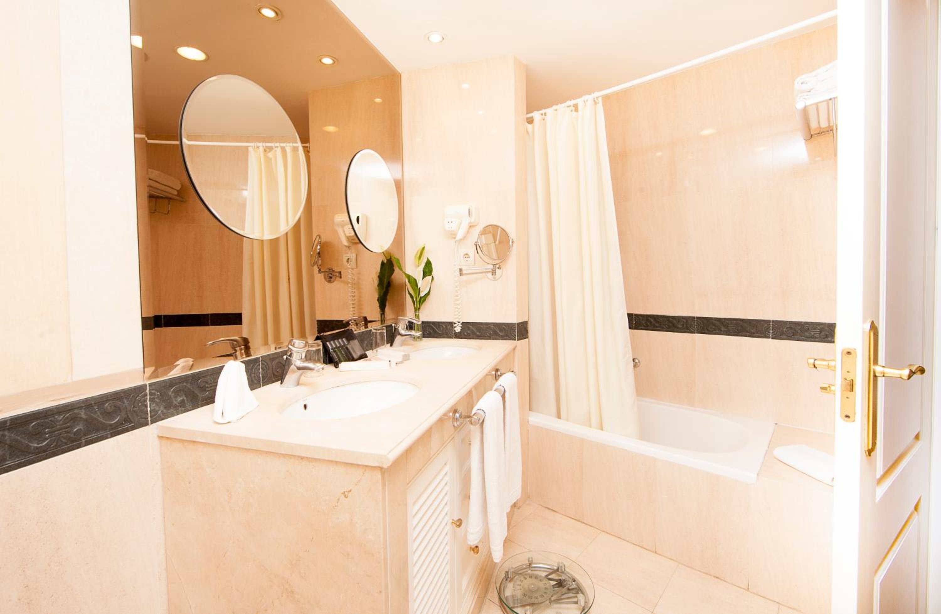 Фото Apartamentos Guadalpin Boutique