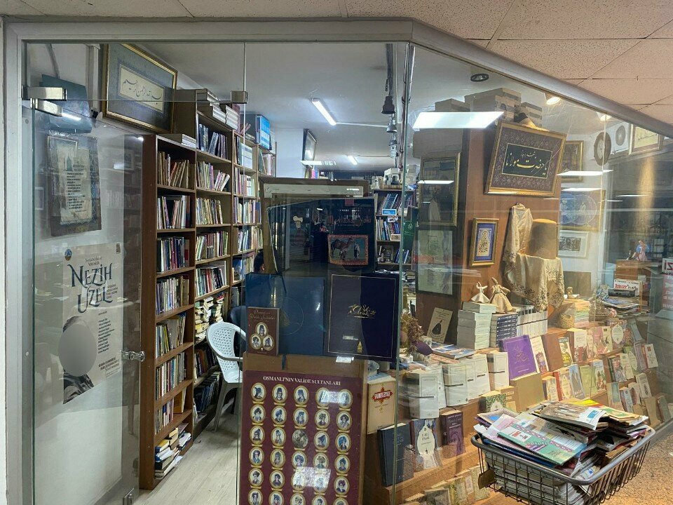 Secondhand bookshop Sems Bookstore, Istanbul, photo