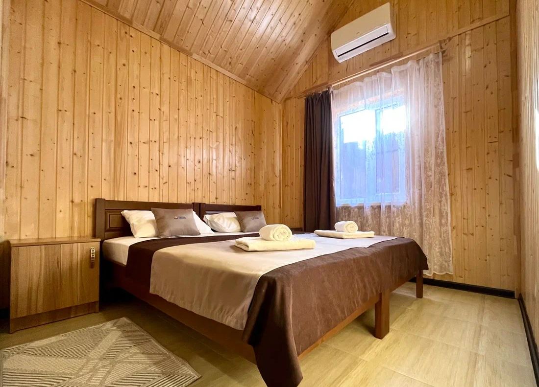 Фото У пруда от Травел Хотелс Антураж