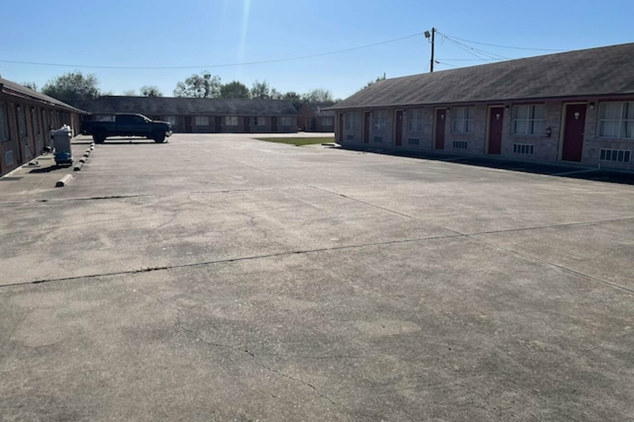 Фото Lakeside Inn & Suites