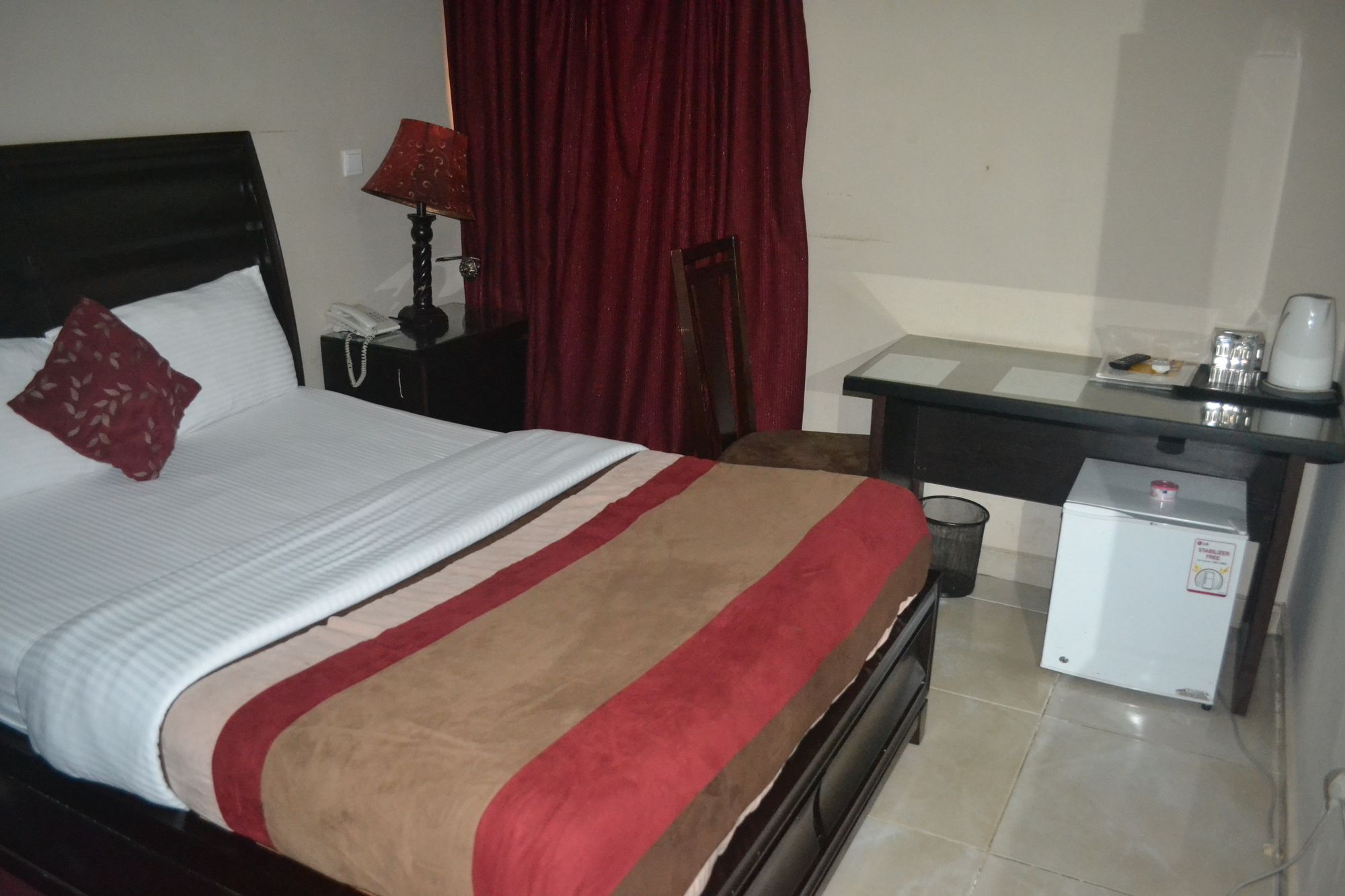 Фото Emperor's PLace Luxury Room