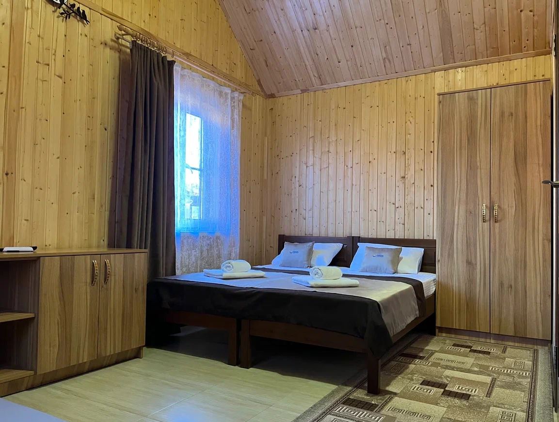 Фото У пруда от Травел Хотелс Антураж