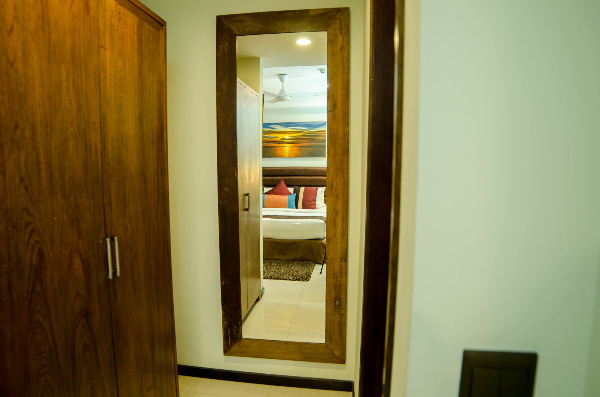 Фото The Somerset Hotel