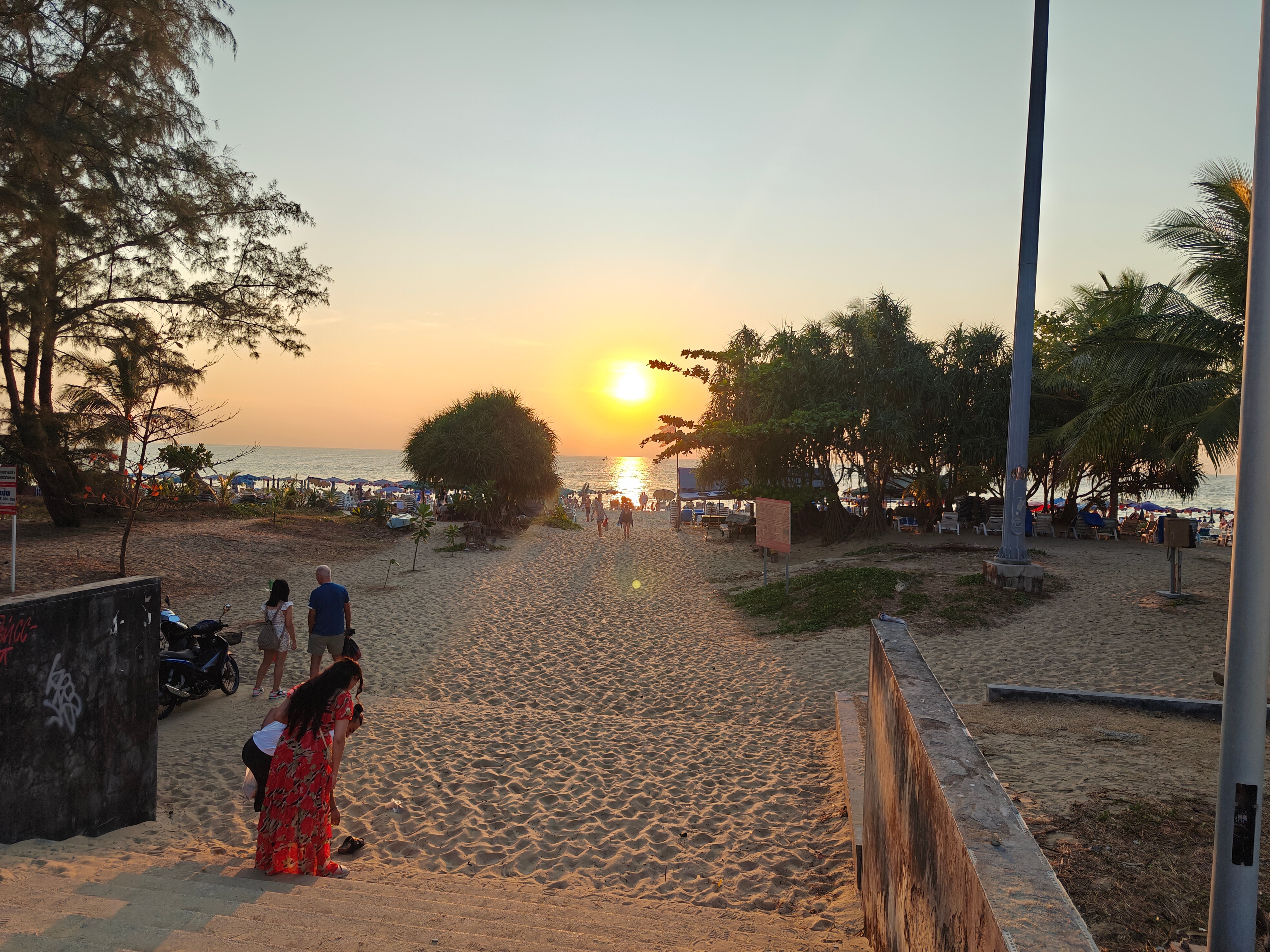 Фото Rattana Karon Beach Hotel