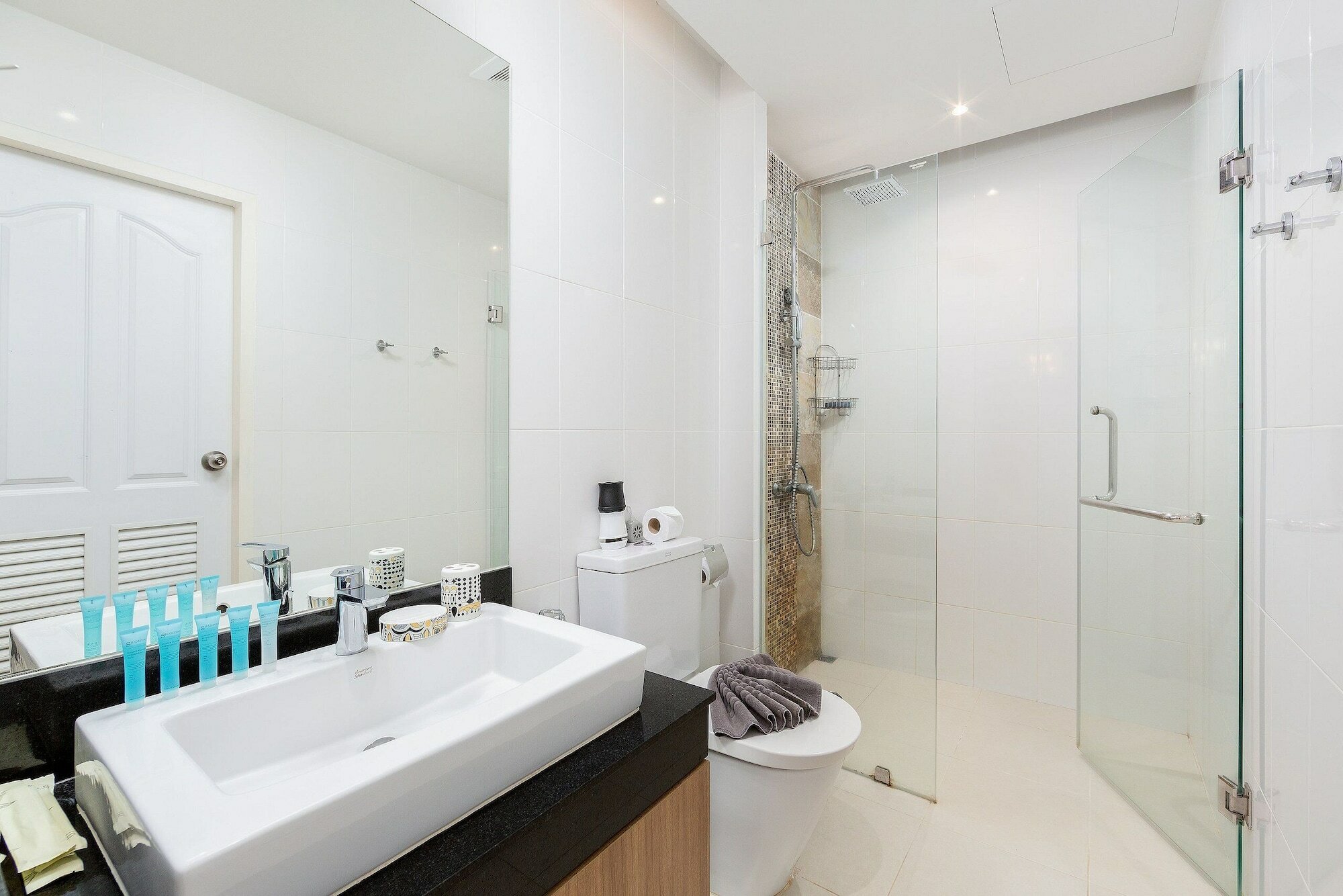 Фото The Lago Apartments by Tropiclook