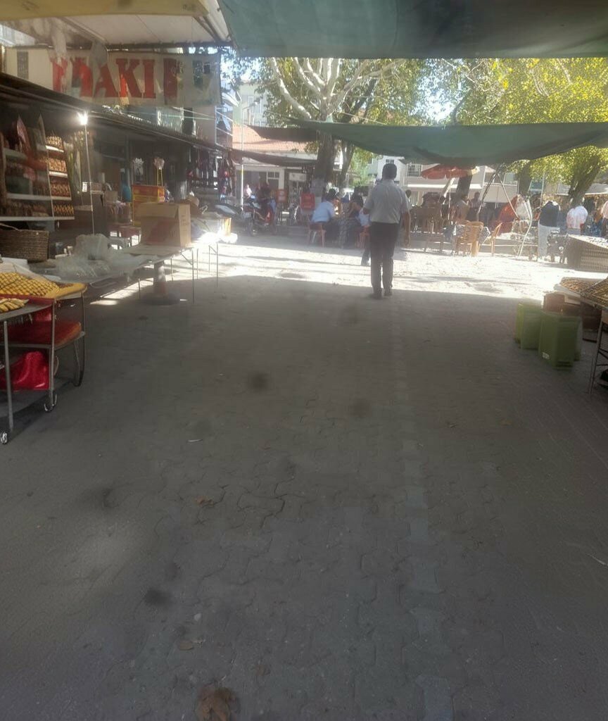 Shopping mall Gordes Pool Market, Gordes, photo