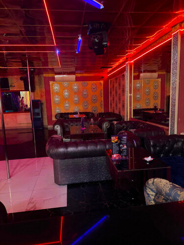 Балапан досының төсінен сүт сорып алады