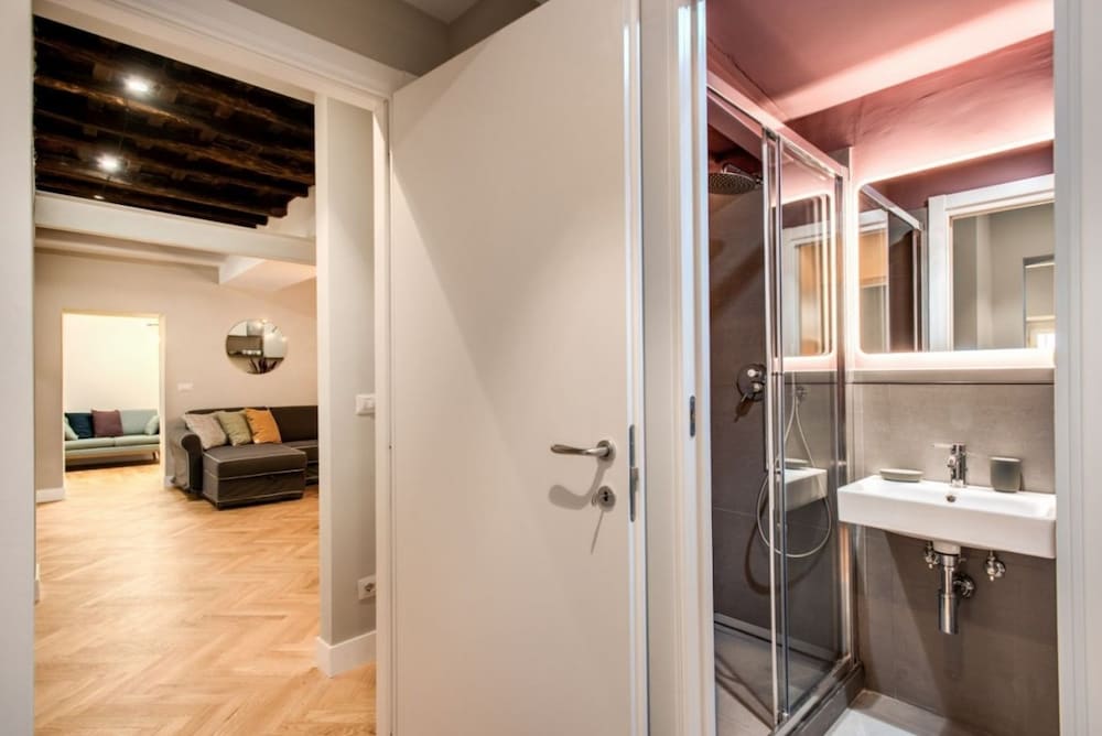 Фото Trevi Fountain Superior 3 bdr apartment