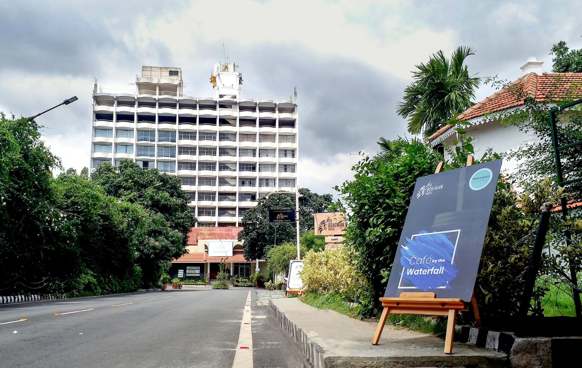 Фото Hotel Woodlands