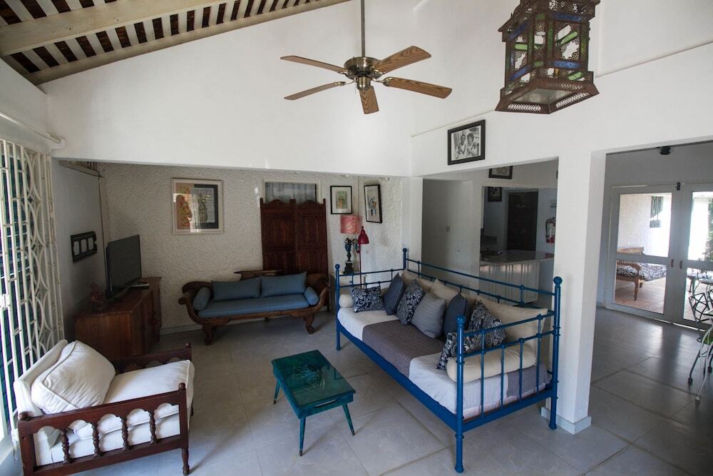 Фото Yellow Canary Beach Villa