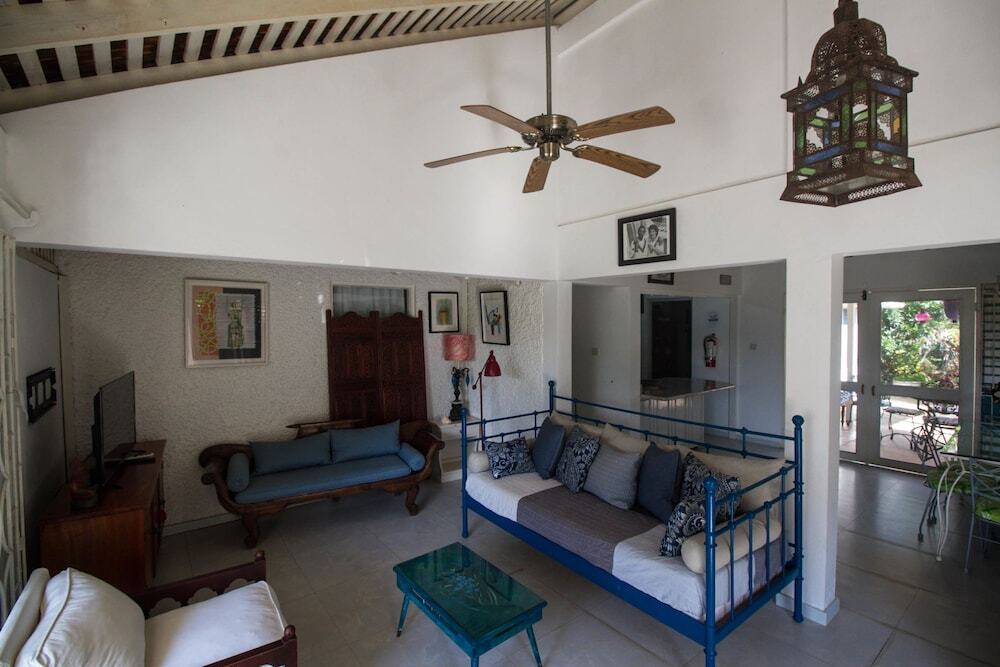 Фото Yellow Canary Beach Villa