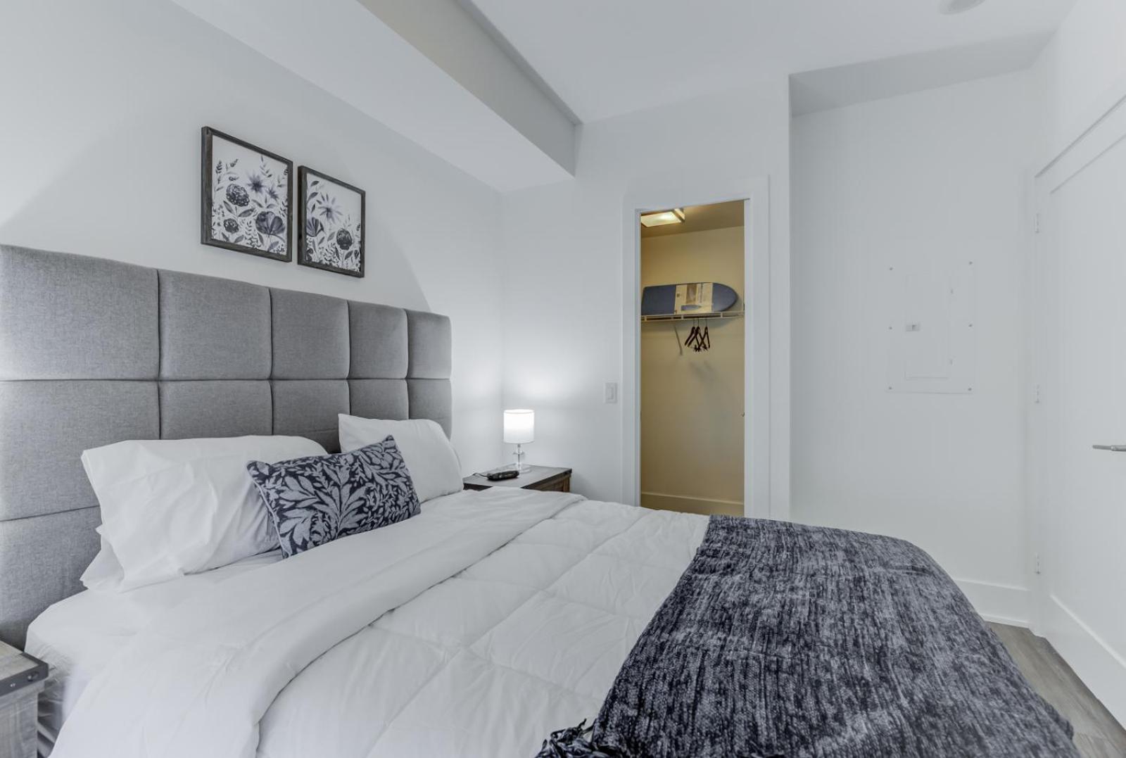 Фото E. S. i Furnished Suites at the Acc