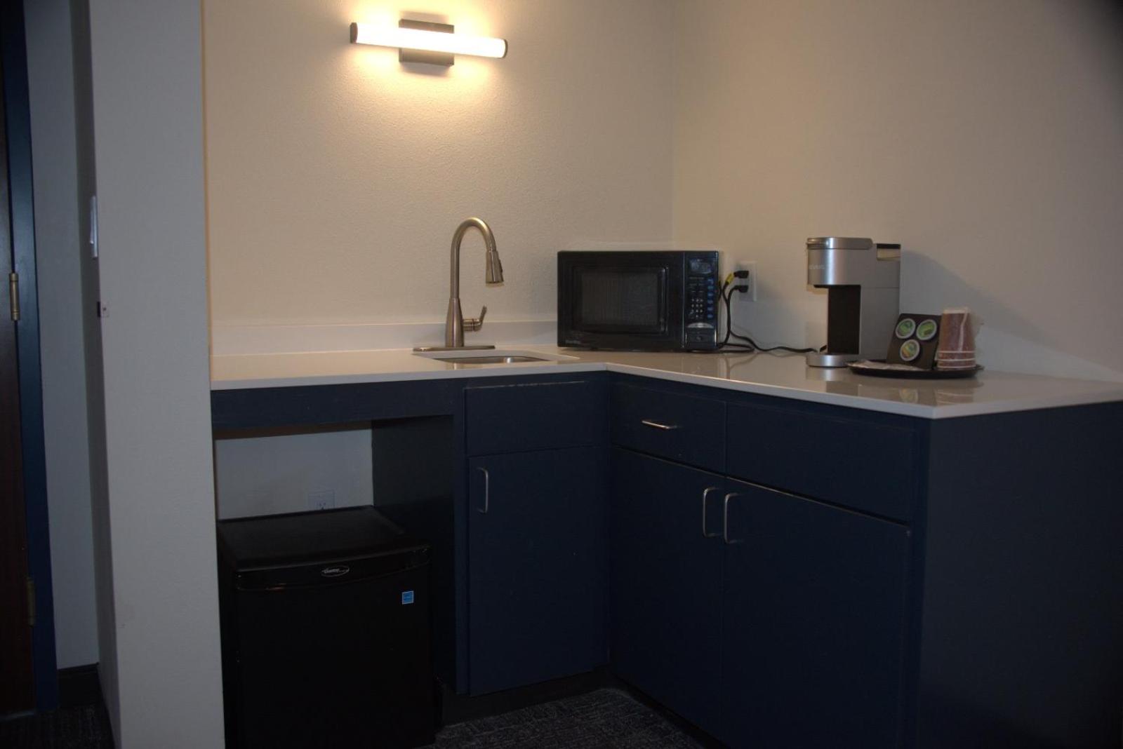 Фото Ashmore Inn & Suites