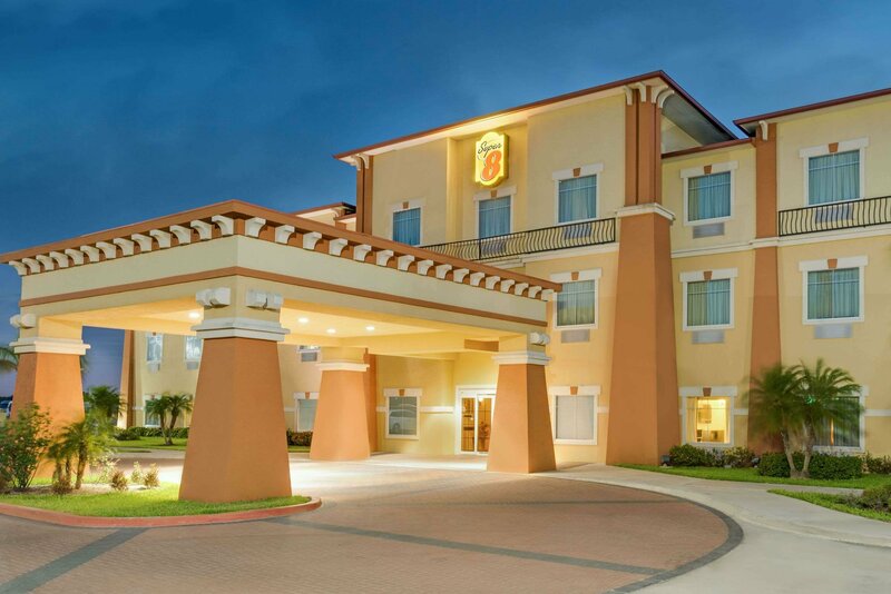 Гостиница Super 8 by Wyndham Hidalgo/McAllen Area