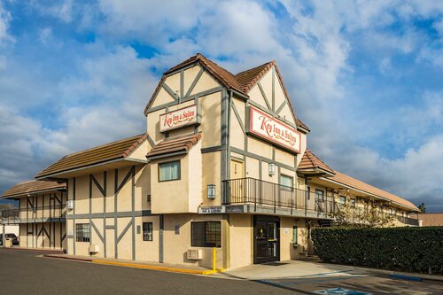 Гостиница Key Inn & Suites в Тастине