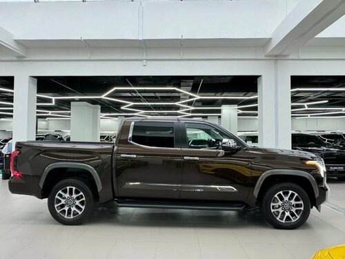 Есекті жалап, саусағын ішке кіргізеді