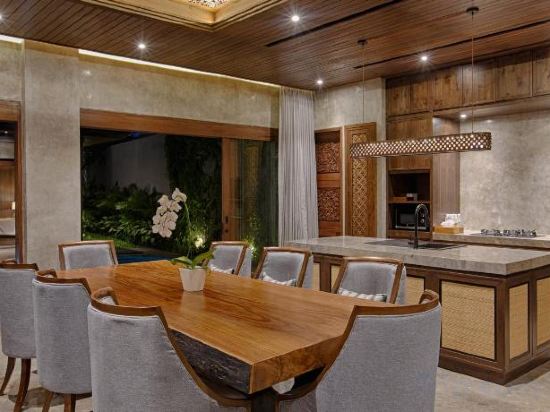 Фото Taman Dharmawangsa Suites