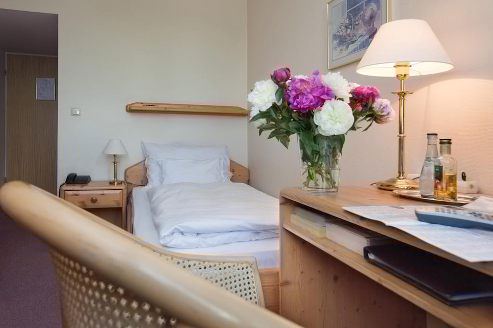 Фото Hotel Rotkreuzplatz