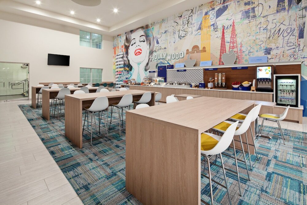 Фото Holiday Inn Express Hotel & Suites Hollywood Walk of Fame, an IHG Hotel