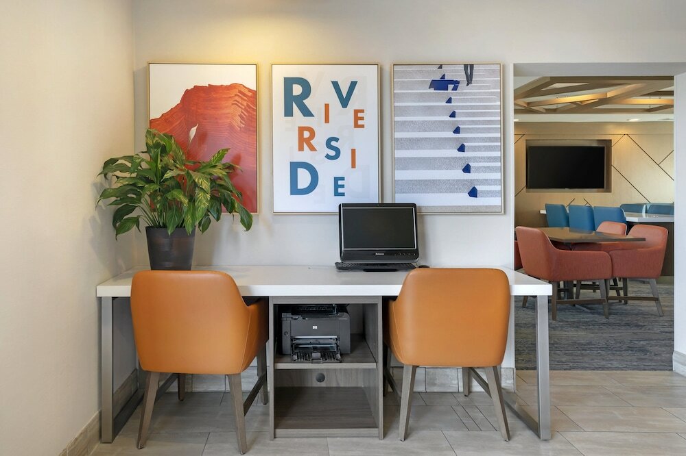 Фото Holiday Inn Express Colton-Riverside North, an Ihg Hotel