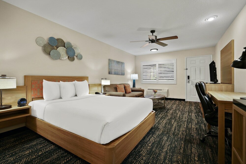 Фото La Fuente Inn & Suites