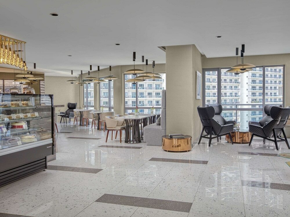 Фото Novotel Suites Manila at Acqua