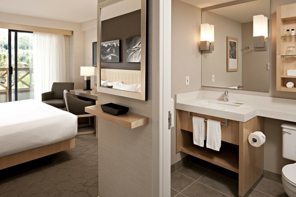 Фото Delta Hotels by Marriott Whistler Village Suites