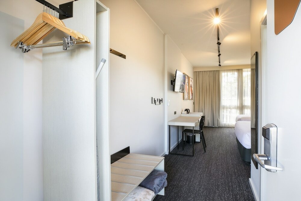 Фото Nightcap at Sandown Park Hotel