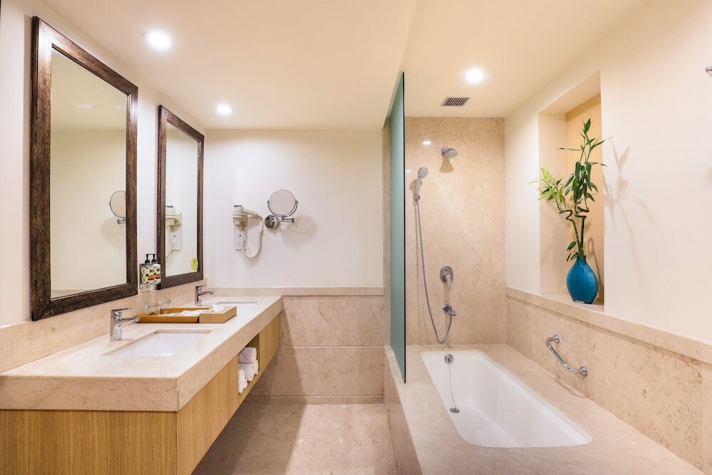 Фото Lemon Tree Premier, Ulsoor Lake, Bengaluru