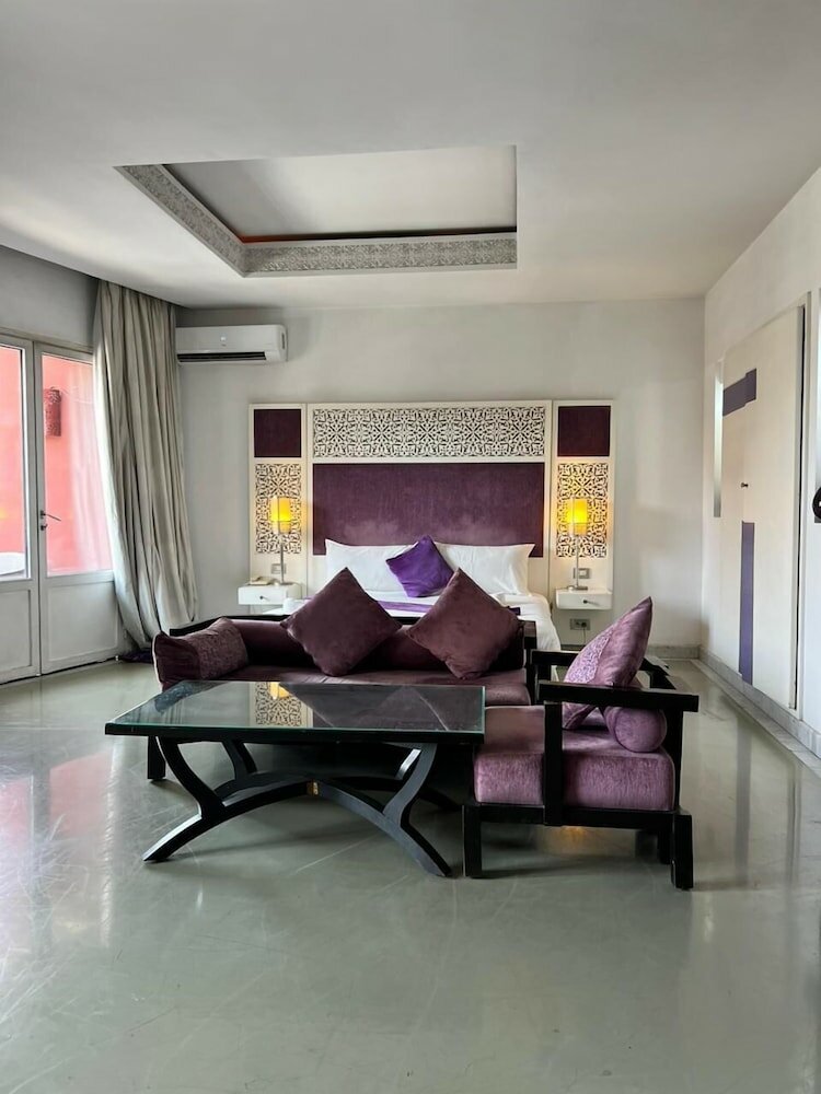 Фото La Renaissance Hotel