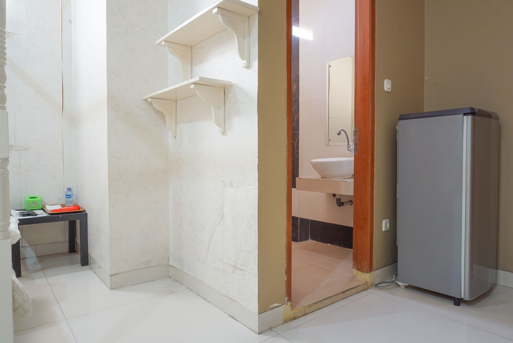 Фото Residences by RedDoorz near Kemang Square