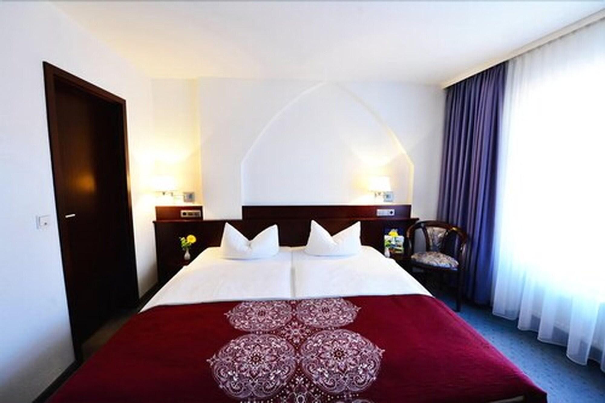 Фото Hotel Goldener Adler