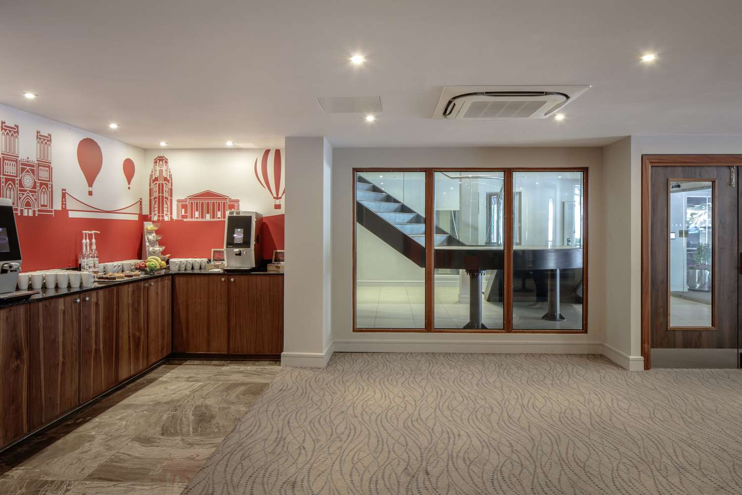 Фото DoubleTree by Hilton Bristol City Centre