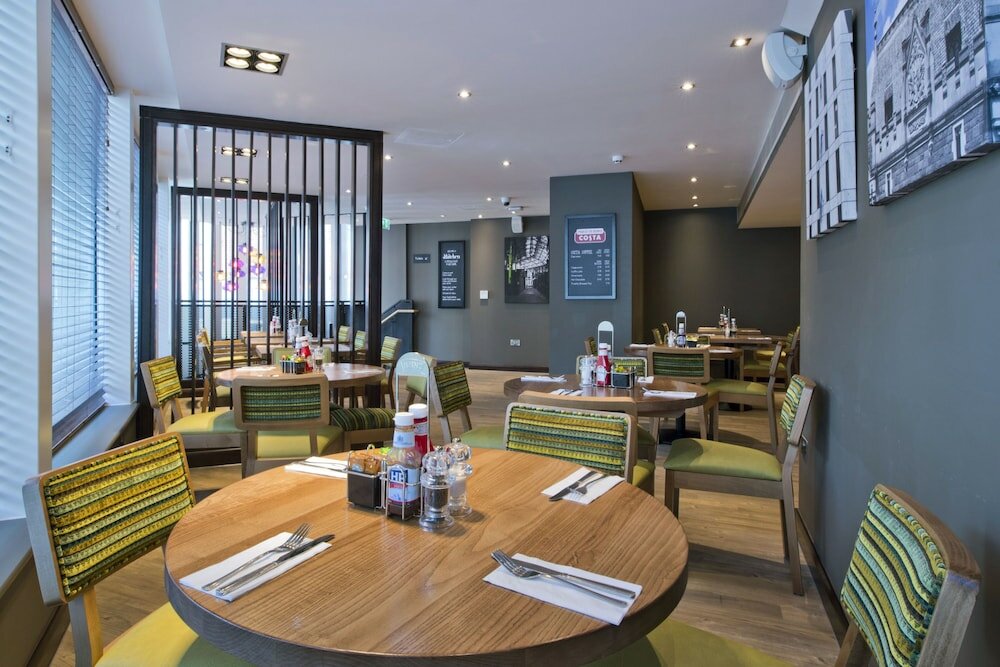 Фото Premier Inn Southwark Borough High St