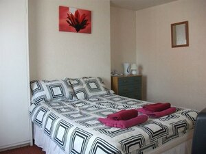 Three Tuns Hotel (Great Britain), hotel