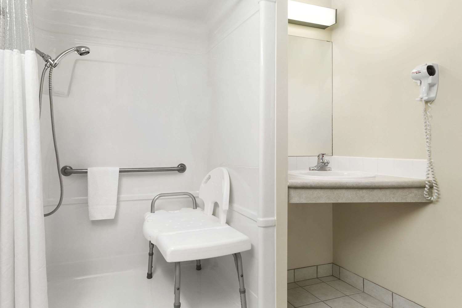 Фото Days Inn by Wyndham Steinbach