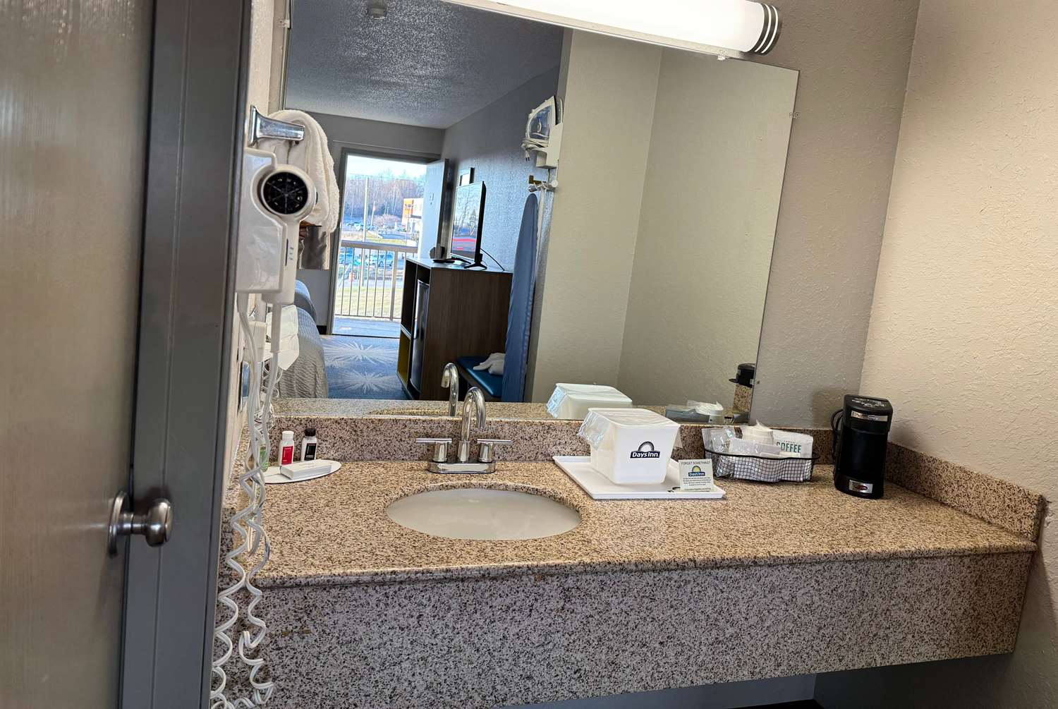 Фото Days Inn by Wyndham Cloverdale Greencastle