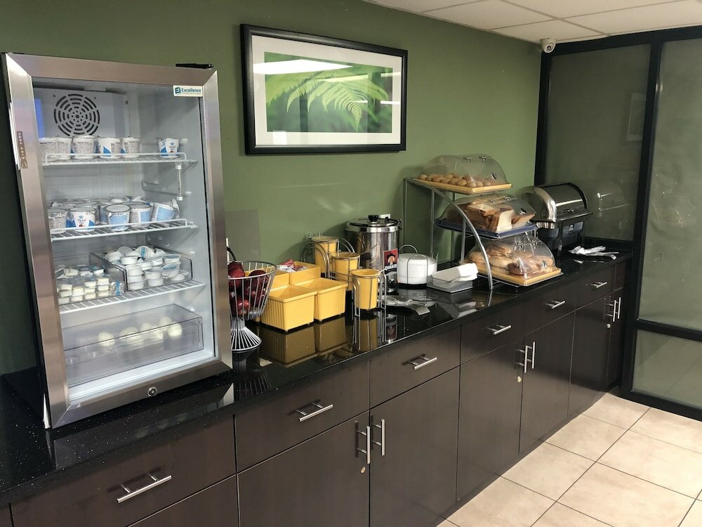 Фото Days Inn by Wyndham Brooklyn Borough Park