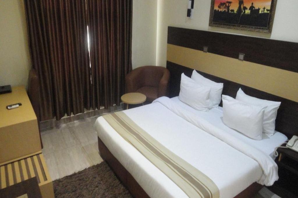 Фото Caesar's Court Hotel and Suites