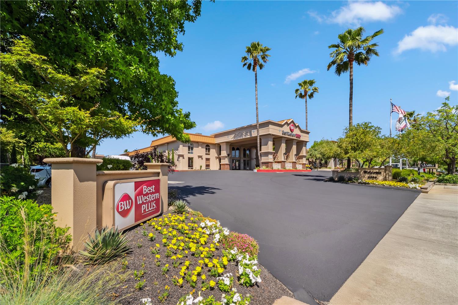 Фото Best Western Plus Hilltop Inn