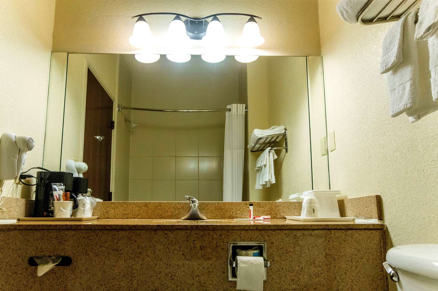 Фото Days Inn And Suites Houston North/Aldine